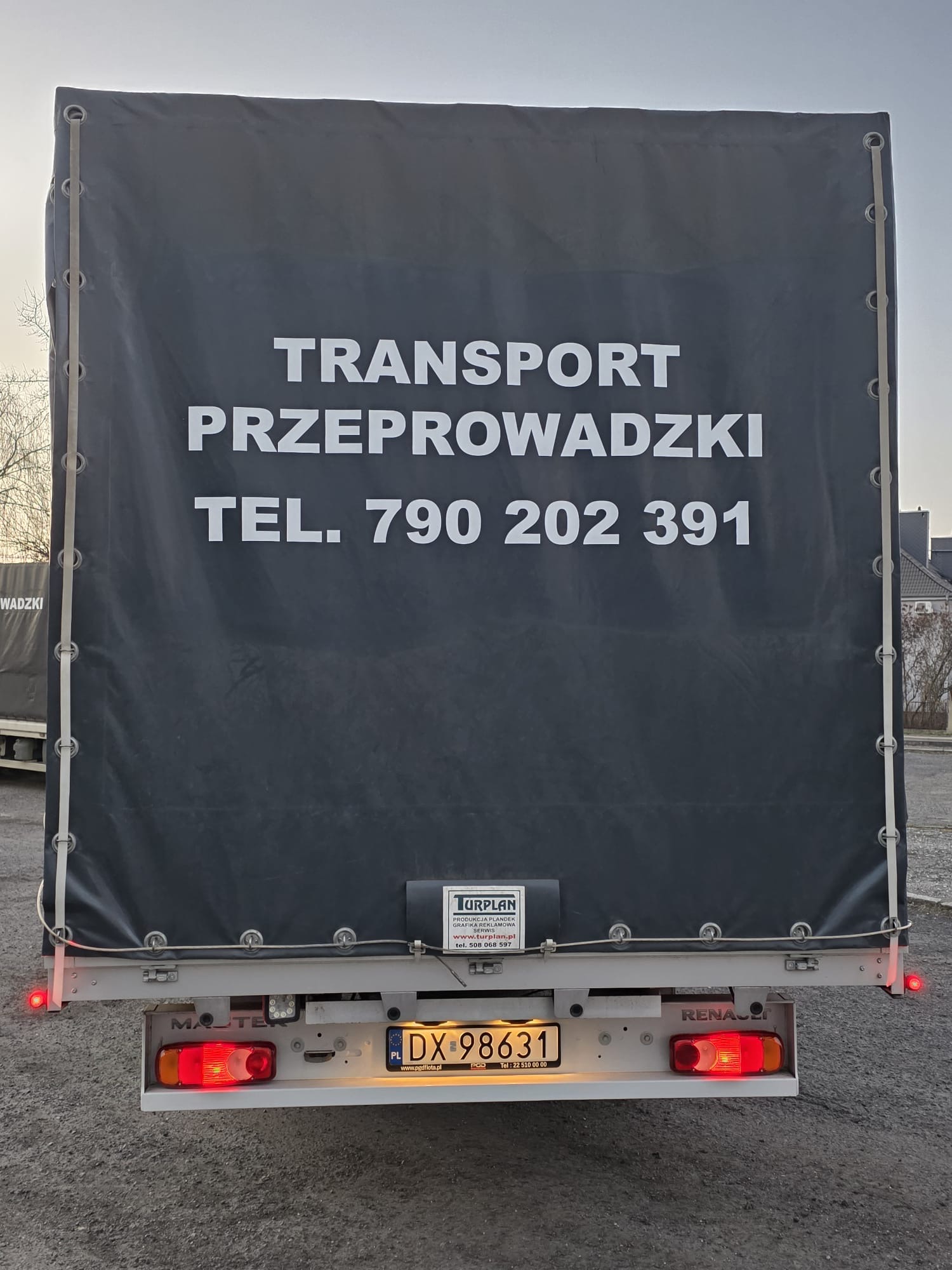 Pojazd dostawczy - widok na reklamę z tyłu plandeki