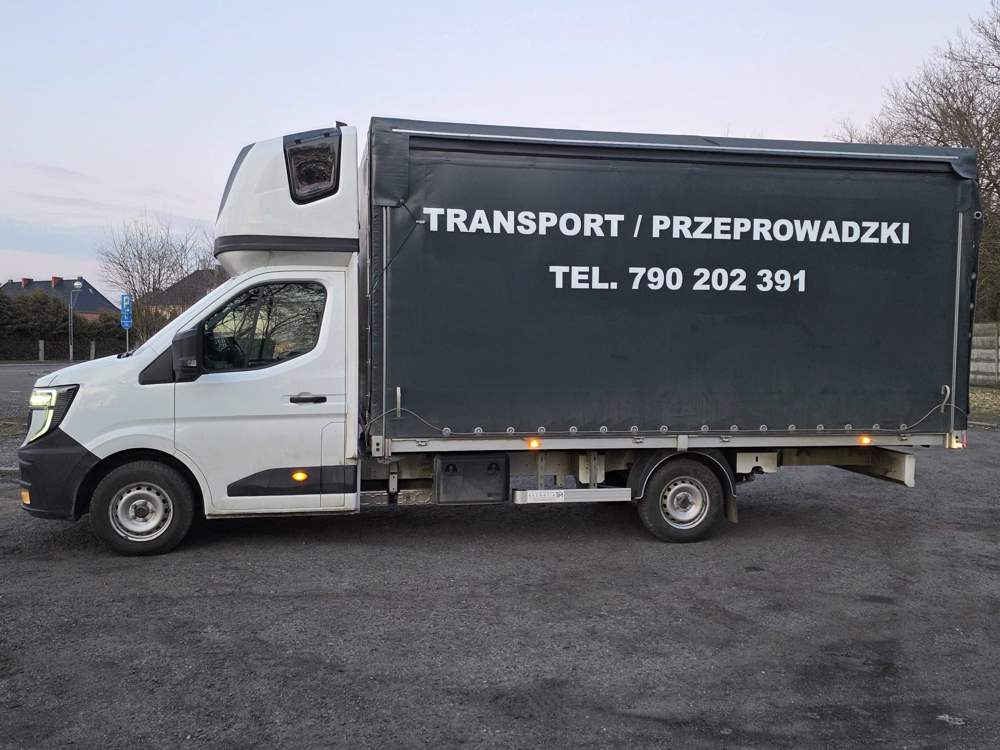Samochód dostawczy z plandeką profilowaną, gotowy do wyjazdu